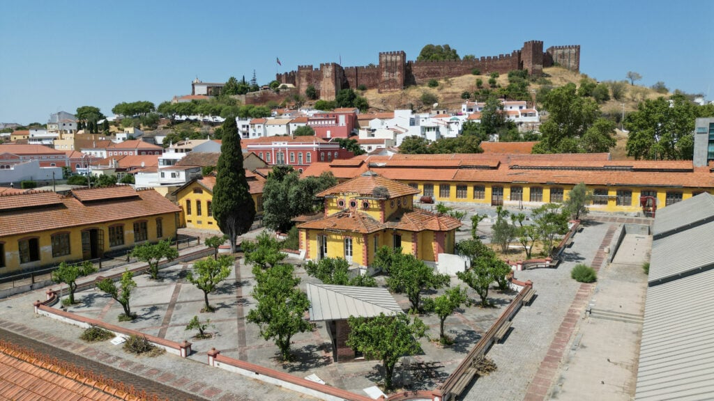 fabrica do inglês com castelo de silves ao fundo