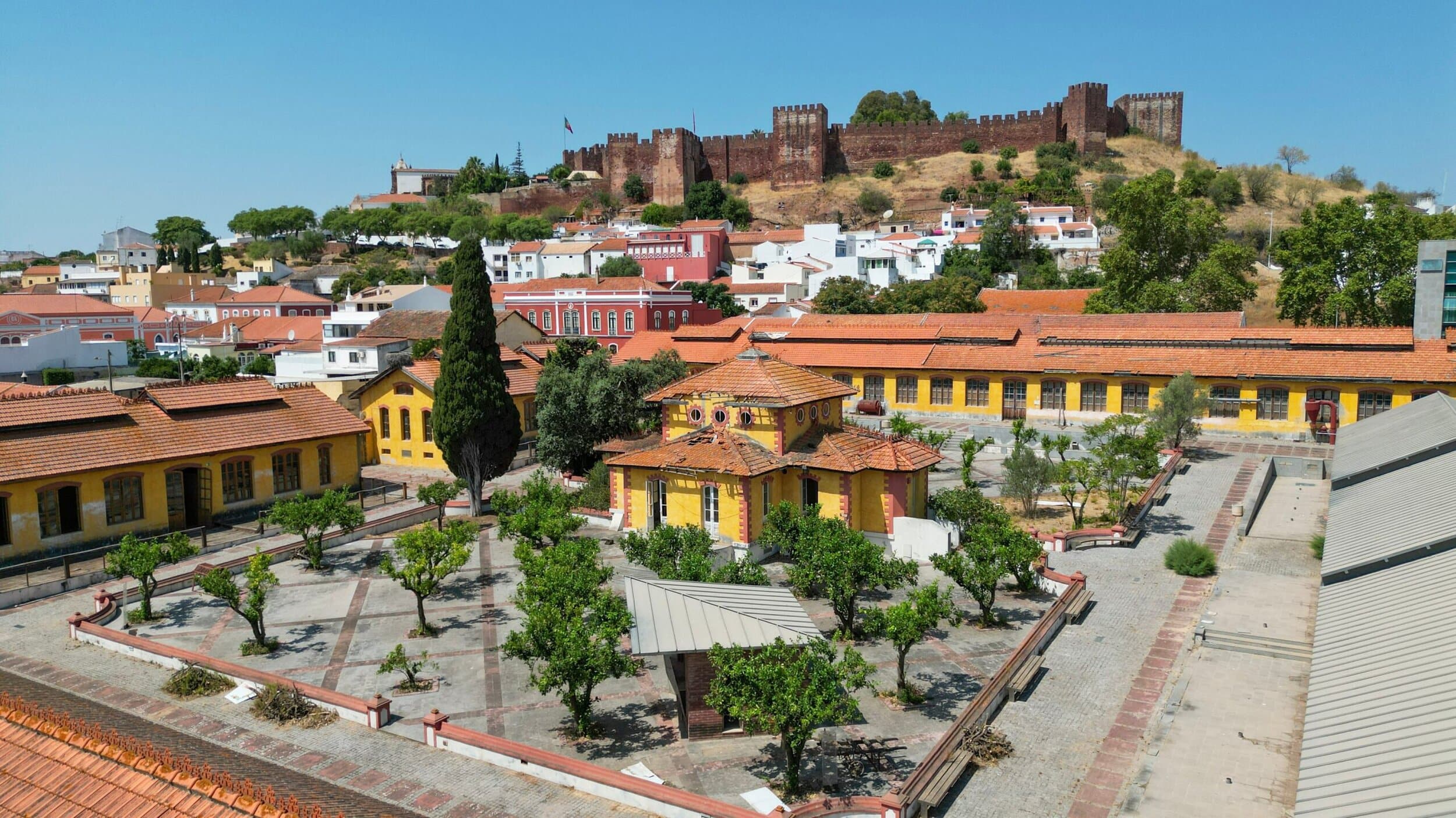 fabrica do inglês com castelo de silves ao fundo